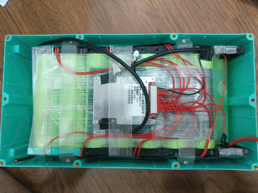 Khối pin 15S1P sắp xếp với khung và hộp chống nước, chống bụi